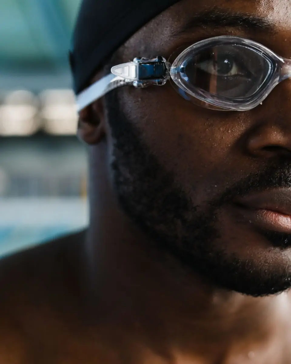 Portrait serré d’un nageur barbu portant ses lunettes de natation